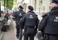 Starke Polizeipräsenz am Rande der Demo im Leipziger Süden. Foto: Martin Schöler/LZ