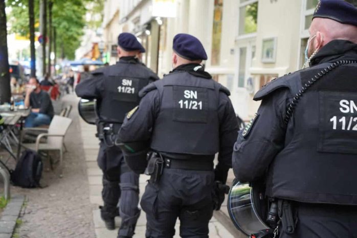 Starke Polizeipräsenz am Rande der Demo im Leipziger Süden. Foto: Martin Schöler/LZ