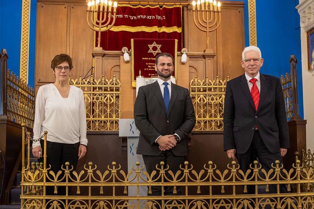 Feierliche Zeremonie zur Amtseinführung des neuen Militärbundesrabbiners Zsolt Balla (Mitte): Zur Zeremonie erschienen auch Bundesverteidigungsministerin Annegret Kramp-Karrenbauer und Dr. Josef Schuster, Vorsitzender des Zentralrats der Juden (re.) in der Leipziger Synagoge. Foto: Zentralrat der Juden