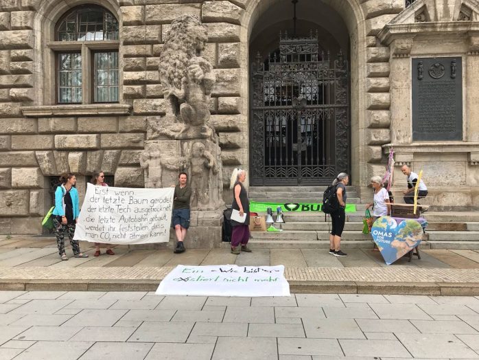 Protest von NABU, BUND und Grünen gegen Baumfällung in Dösen. Foto: L-IZ
