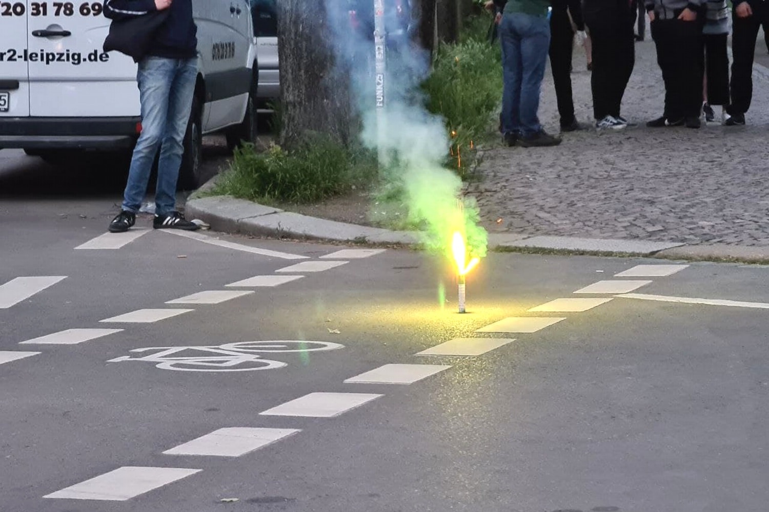 Am Ende der Demonstration am Wiedebachplatz noch ein wenig Feuerwerk. Foto: Leon Eisfelder-Mylius/LZ