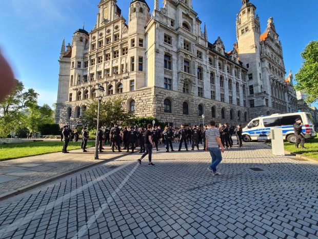 Die Polizei kesselte am Neuen Rathaus den allergrößten Teil des Gegenprotestes. Angeblich wegen Straftaten, Fazit: es lagen keine vor. Foto: LZ