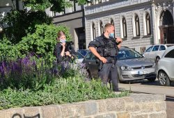 Rufe aus dem "Leipzig nimmt Platz"-Demozug Richtung Polizei: "Kamera weg". Erneut wurde ohne nötigen Anlass aufgezeichnet. Foto: LZ
