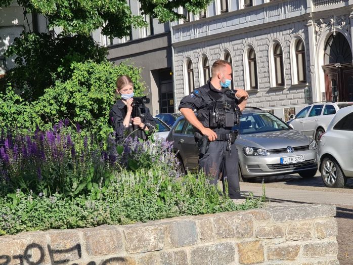 Rufe aus dem "Leipzig nimmt Platz"-Demozug Richtung Polizei: "Kamera weg". Erneut wurde ohne nötigen Anlass aufgezeichnet. Foto: LZ