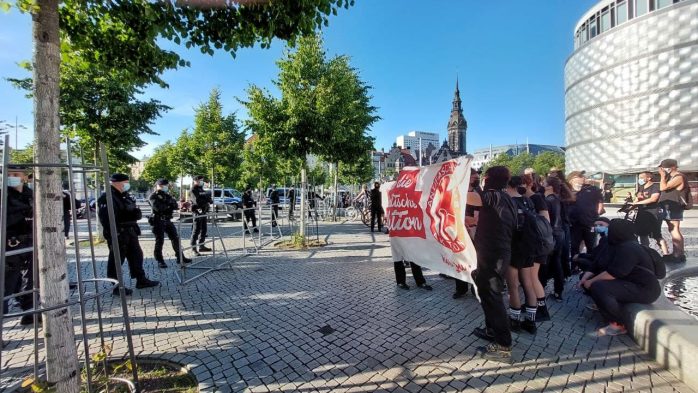 Ebenfalls die ersten vor Ort - Der Gegenprotest von "Leipzig nimmt Platz" trifft ein. Foto: LZ