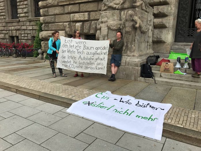 Protest von NABU, BUND und Grünen gegen Baumfällung in Dösen