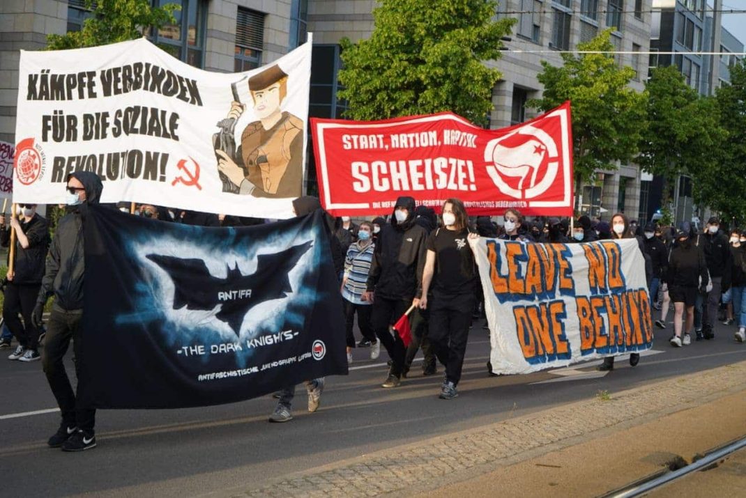 Bis zu 600 Teilnehmer7-innen bei der ersten beweglichen Demo seit Monaten. Foto: Martin Schöler/LZ