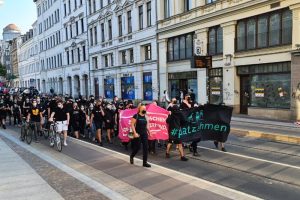 Aus der Südvorstadt zog ein Protestzug gegen die Veranstaltung von André Poggenburg in Richtung Innenstadt. Foto: LZ