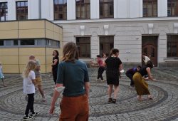 Kleines Warm-Up für die Teilnehmer/-innen des Stadt-Theater-Zukunft-Experiments. Foto: Antonia Weber