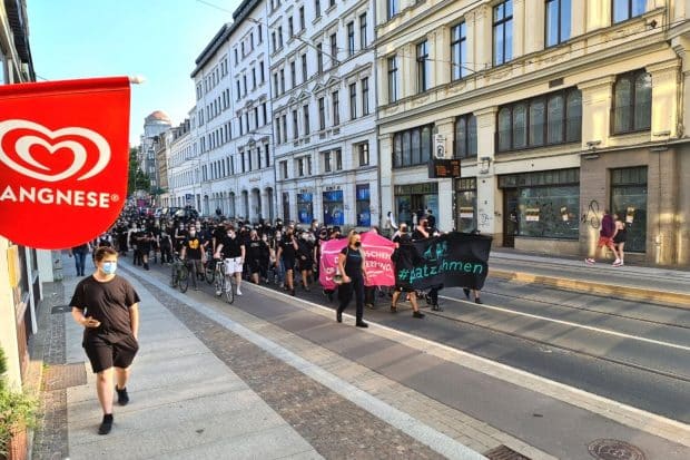 Poggenburgs Ankündigung, heute zu kommen, hat den Protest verstärkt - Der Gegenprotest von "Leipzig nimmt Platz" auf der Karli Richtung Wagnerplatz. Foto: LZ