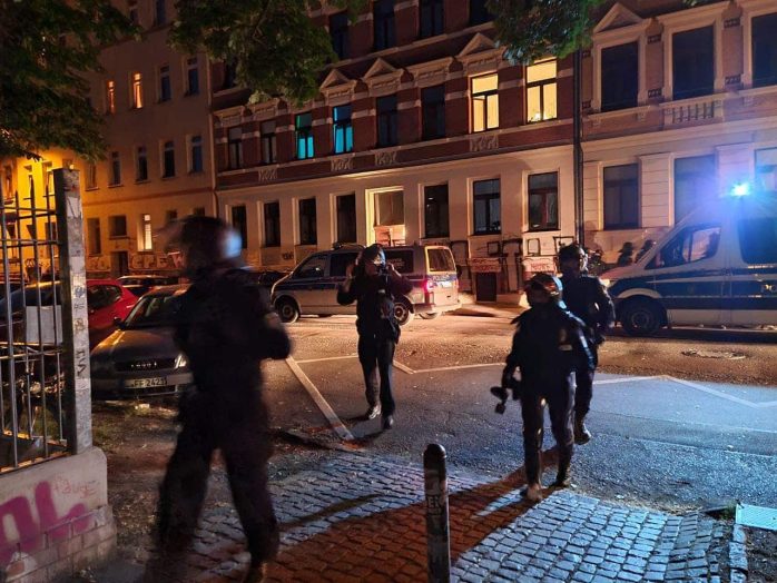 Die Polizei beginnt den anliegenden Park an der Wurzner Höhe Roßbacher Straße zu räumen. Foto: LZ