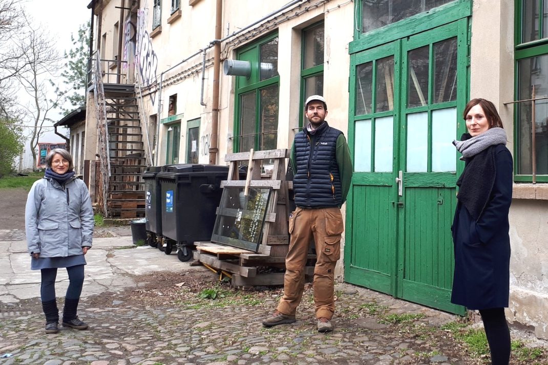 Einige Mitglieder der Zundkerzenwerkstatt v.l.n.r. Kerstin Köppen, Holzbildhauerin, David Junghans, Tischler, Sandra Wehlisch, Illustratorin und Kulturwissenschaftlerin. Foto: Daniel Thalheim