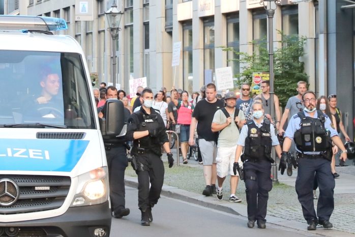 Eng von der Polizei begleitet - die Bürgerbewegung Leipzig am 28. Juni. Foto: LZ