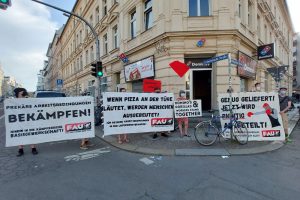 Im Rahmen der Demonstration gegen den Umgang von Domino’s Leipzig mit seinen Angestellten gründete sich am Samstag eine Betriebsgruppe mit dem Namen „Dominoeffekt“. Foto: LZ
