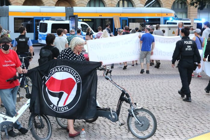 "Geh doch ins Seniorenheim" - der Gegenprotest wird friedlich angepöbelt. Foto: LZ