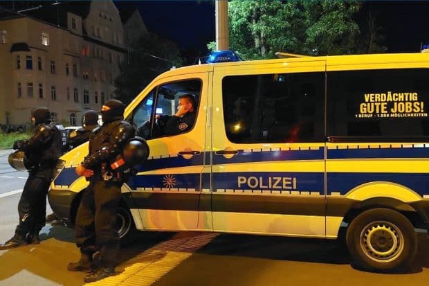 Gelangweilte Polizei im Leipziger Osten kurz nach 23 Uhr. Foto: LZ