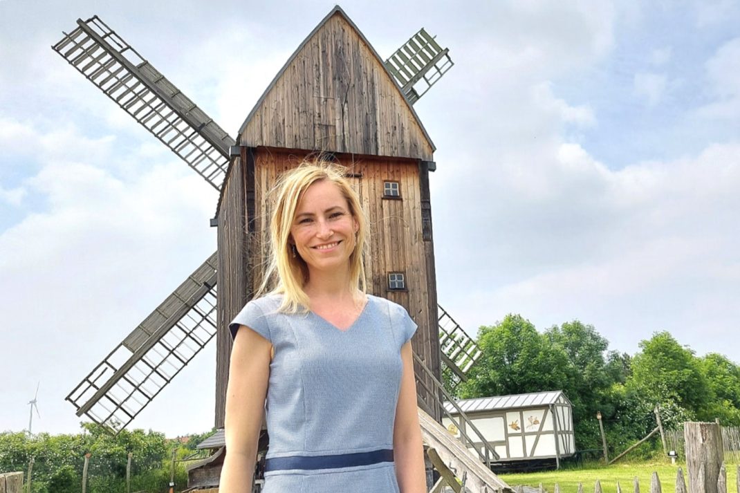 An einem ihrer Lieblingsorte: Nadine Stitterich ist die neue Bürgermeisterin in der Leipziger Nachbarstadt Markranstädt. Foto: LZ