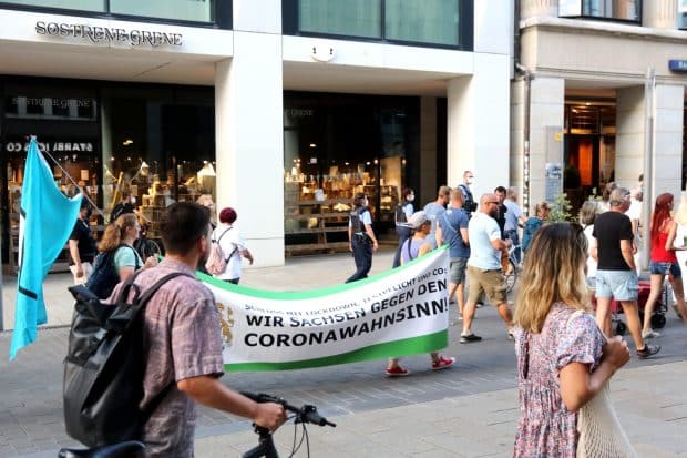Das Banner im Stil der "Freien Sachsen" ist auf nahezu jeder Demo dabei. Foto: LZ