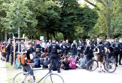 Statt eines Gegenprotestes auf dem Wagner-Platz gab es erfolglose Blockadeversuche des Gegenprotestes. Foto: LZ