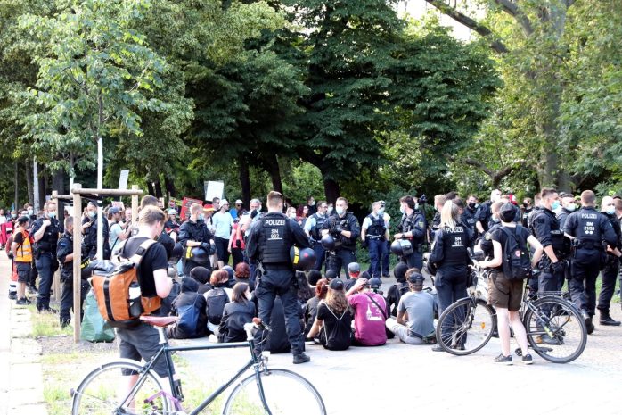 Statt eines Gegenprotestes auf dem Wagner-Platz gab es erfolglose Blockadeversuche des Gegenprotestes. Foto: LZ