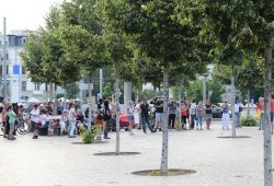 Volker (hinterm Baum) und das Volk am 28.06.2021. Foto: LZ