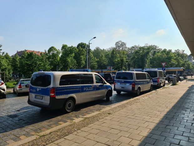 Polizei so weit das Auge reicht rings um den Wagnerplatz. Foto: LZ
