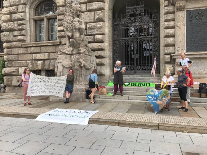 Protest von NABU, BUND und Grünen gegen Baumfällung in Dösen