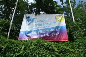 Leipzig bleibt friedlich: Plakat am Haus der Demokratie. Foto: Ralf Julke