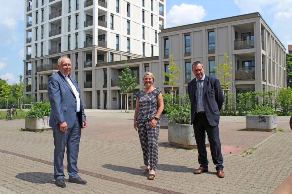 Die Podiumsteilnehmer der PK der Leipziger Wohnungsgenossenschaften (v.l.n.r.): Jörg Keim, Vorstandsvorsitzender der Wohnungsbau-Genossenschaft Kontakt eG, Nelly Keding, Vorstandsvorsitzende der Wohnungsgenossenschaft „Lipsia“ eG, und Wolf-Rüdiger Kliebes, Vorstandsvorsitzender der VLW Vereinigte Leipziger Wohnungsgenossenschaft eG. Foto: IMMOCOM