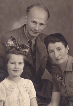 Walter und Hilda Leopold mit ihrer Tochter Anneliese Yosafat, die von Georg Jünemann und Josephine Hünerfeld gerettet wurden. Foto: Yad Vashem 