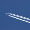 Flugzeuge erzeugen Kondensstreifen, die sich zu größeren Zirruswolken ausbreiten können. Foto: Colourbox
