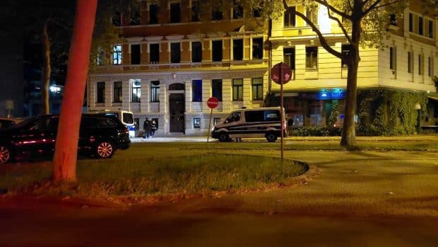 Polizisten kontrollieren etwa 1 Uhr zufällig Passanten an der Kurt-Eisner-Straße. Foto: LZ