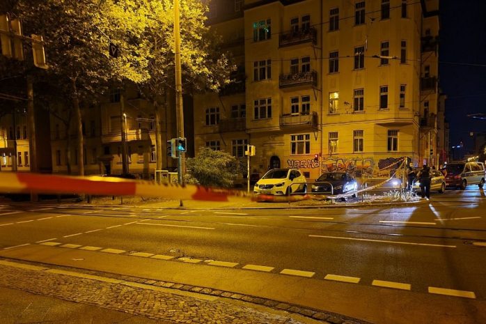 Nachdem ein verwirrter Mann sich an der Kreuzung bei der Bernhard-Göring-Straße mit einem Messer auf einen Polizeiwagen gesetzt hatte, musste das Gebiet abgesperrt werden. Foto: LZ
