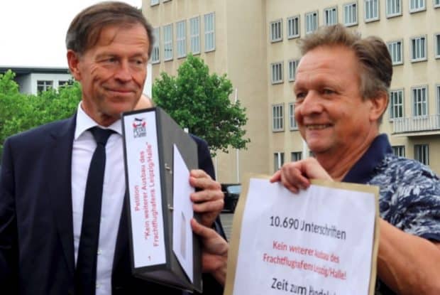 Matthias Rößler und Matthias Zimmermann bei der Überfgabe der Petition. Foto: Aktionsbündnis gegen Flughafenausbau LEJ