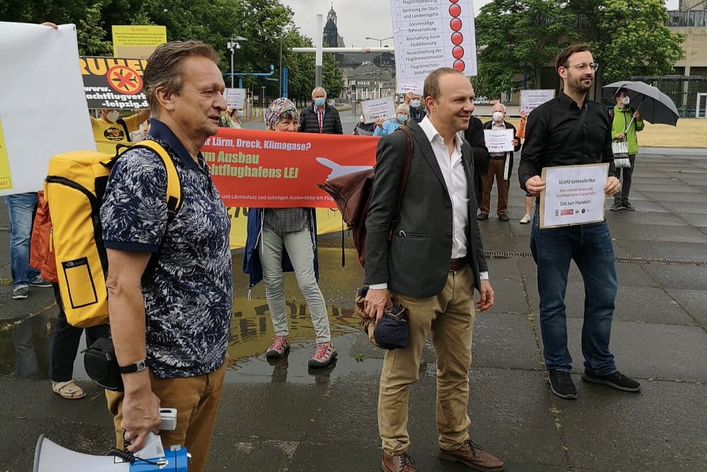 Übergabe der Petition - hier mit BI-Sprecher Matthias Zimmermann (links) und Umweltminister Wolfram Günther (Mite). Foto: Aktionsbündnis gegen Flughafenausbau LEJ