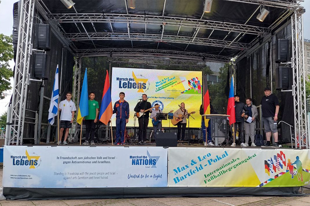 Auf dem Augustusplatz startete heute das Internationale Fußballbegegnungsfest. Foto: LZ