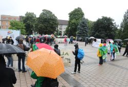 Gegen 15 Uhr kamen weitere Züge mit Unterstützerinnen ua. aus Leipzig an. Foto: LZ