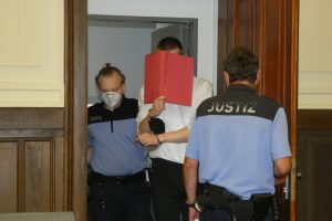 Justizbeamte führen den Angeklagten Ekkehart J. (31) in den Gerichtssaal. Foto: Lucas Böhme