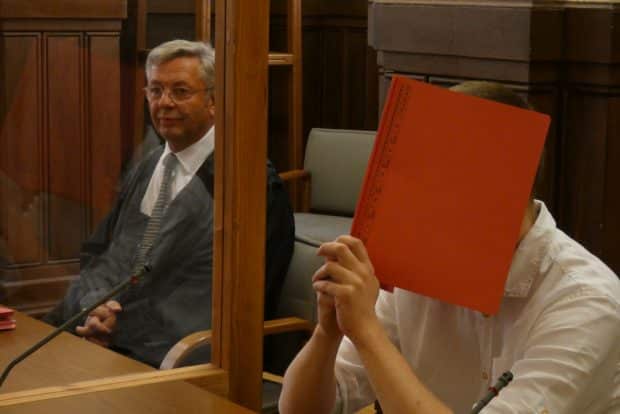 Ekkehart J. neben seinem Verteidiger Dr. Malte Heise. Foto: Lucas Böhme