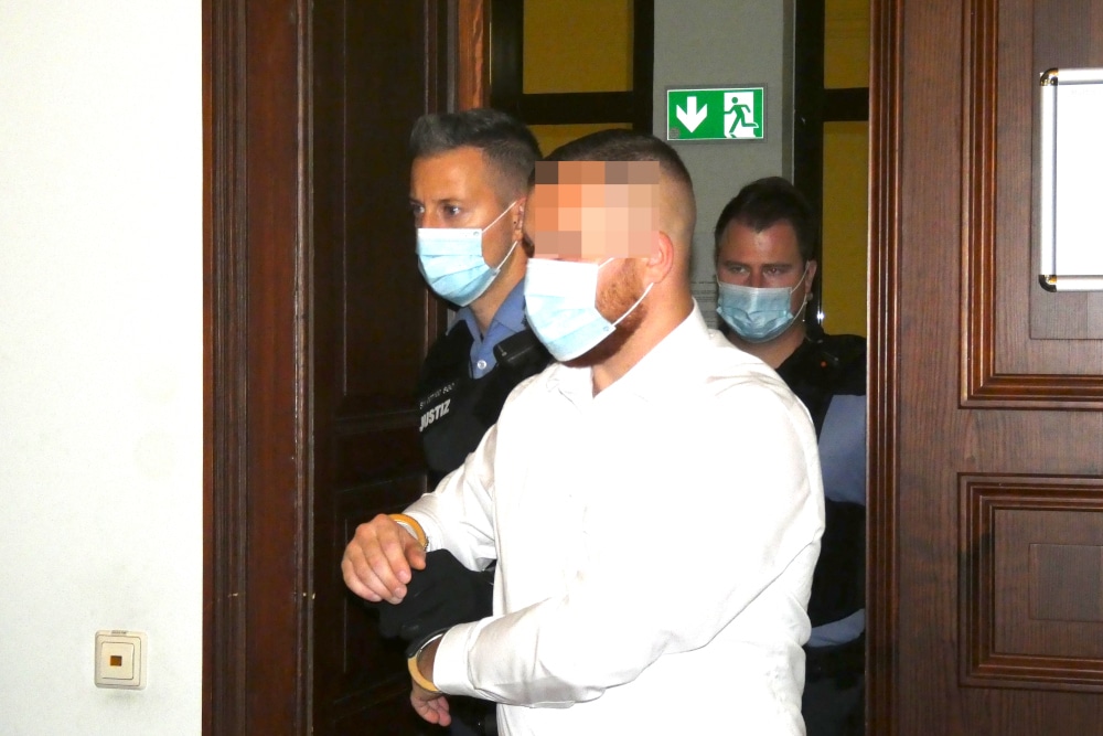 Er soll verschlüsselte Handys zum Drogenhandel genutzt haben: Kevin B. (27) in Handschellen auf dem Weg zur Anklagebank. Foto: Lucas Böhme