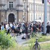 Nach Ende der KlimaFair-Messe auf dem Leuschnerplatz wurden es immer mehr Protestierende vor der PD Leipzig am Samstag. Foto: LZ