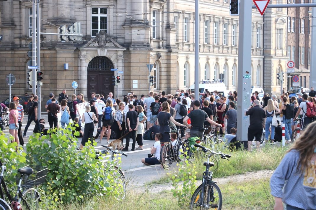 Nach Ende der KlimaFair-Messe auf dem Leuschnerplatz wurden es immer mehr Protestierende vor der PD Leipzig am Samstag. Foto: LZ