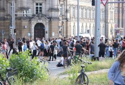 Nach Ende der KlimaFair-Messe auf dem Leuschnerplatz wurden es immer mehr Protestierende vor der PD Leipzig am Samstag. Foto: LZ