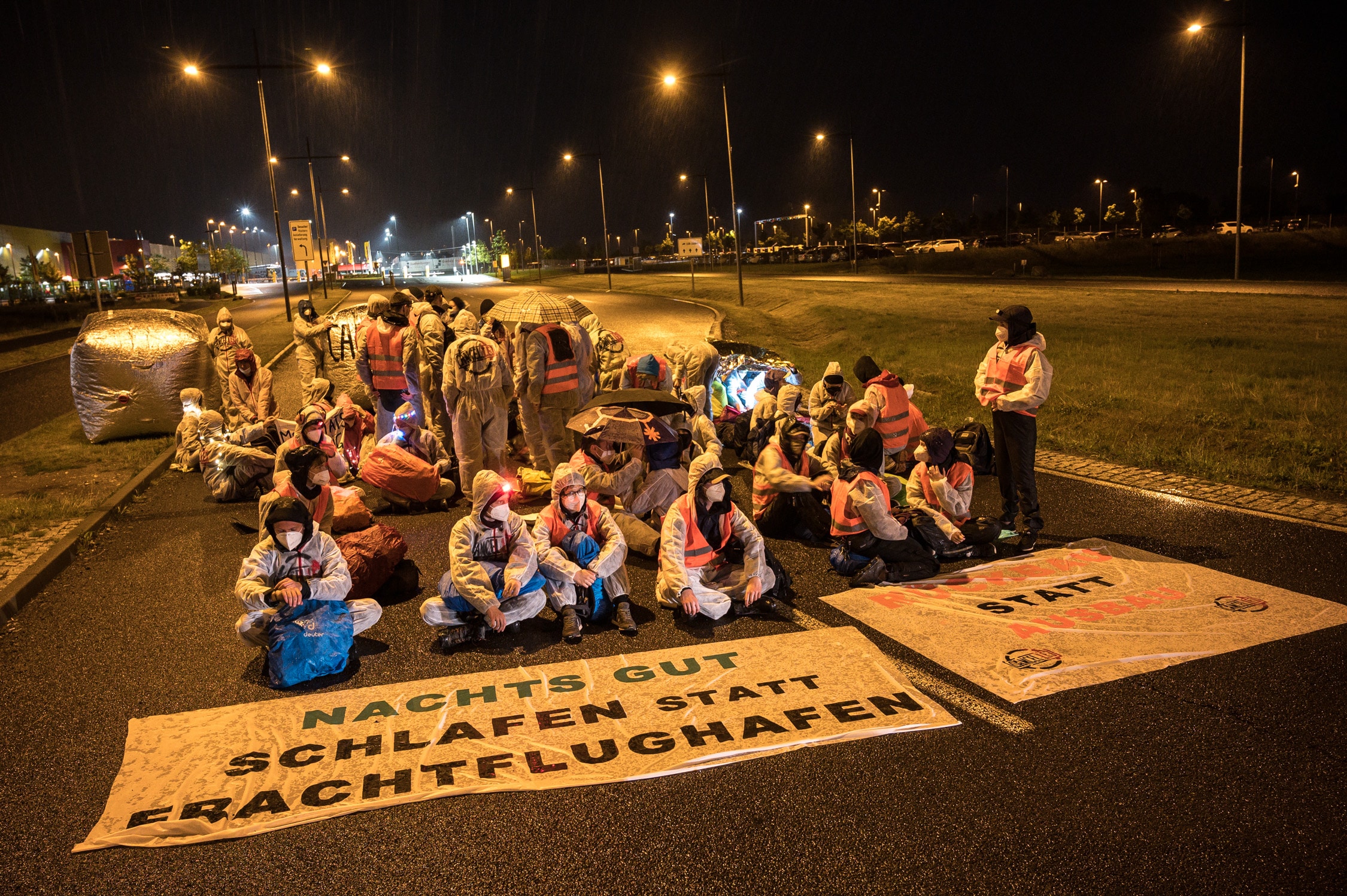 Blockade am Flughafen Leipzig/Halle durch „CancelLEJ" – Nachrichten aus Leipzig - Vimarsana News