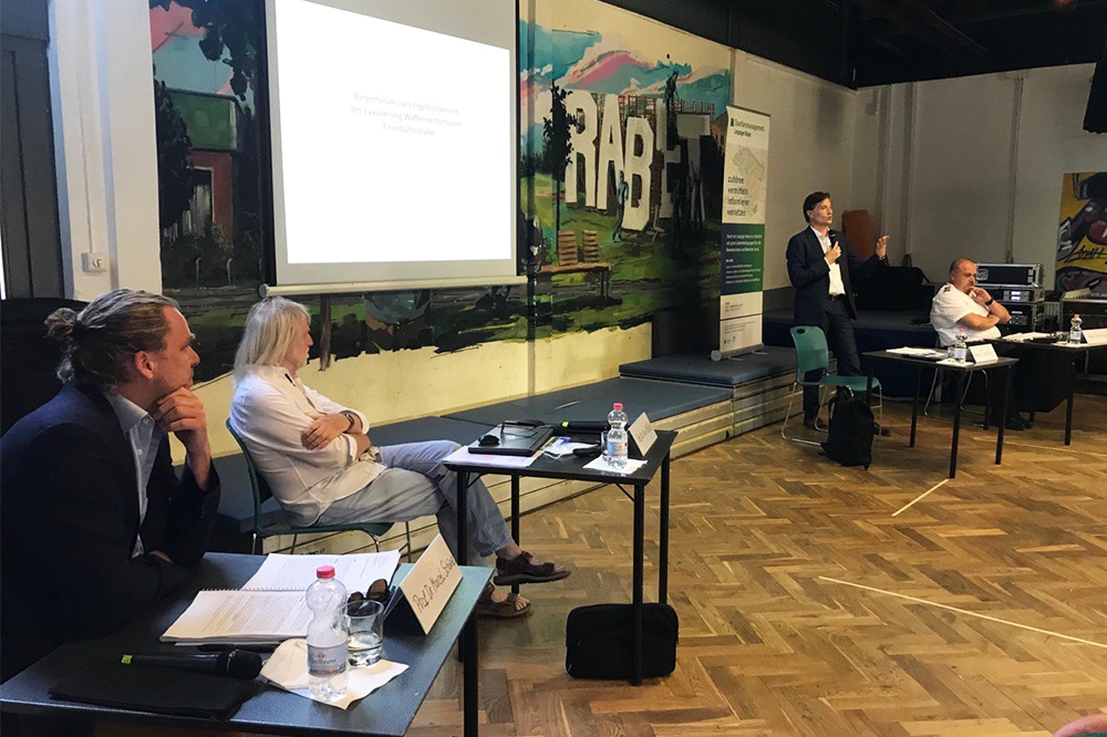 Im Offenen Freizeittreff Rabet wurde heute mit Bürger/-innen über die Ergebnisse der Evaluierung der Waffenverbotszone diskutiert. Foto: LZ