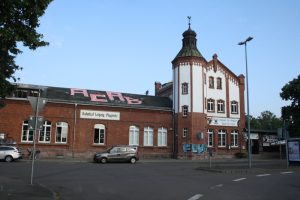 Der inkriminierte Schriftzug auf dem Dach des Bahnhofs Plagwitz. Foto: Ralf Julke