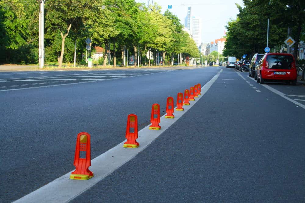Die Leitschwellen in der Dresdner Straße. Foto: Ralf Julke