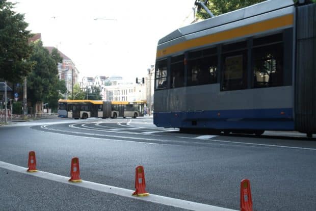 Wenn Bus und Bahn die Dresdner Straße unübersichtlich machen. Foto: Ralf Julke