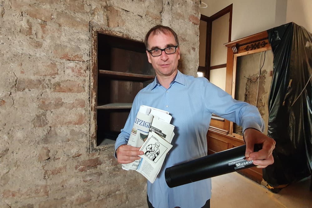Dr. Anselm Hartinger mit der etwas mager befüllten Zeitkapsel. Foto: Stadtgeschichtliches Museum, Katja Etzold