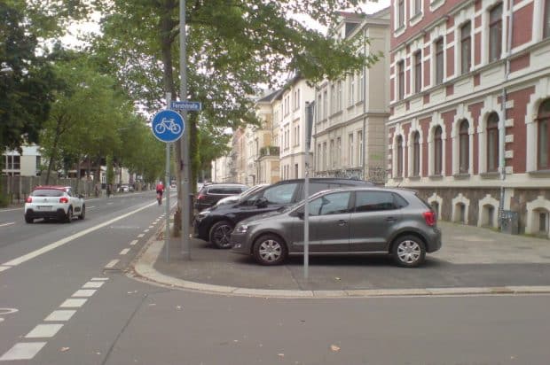 Gehwegparken in der Karl-Heine-Straße. Foto: privat